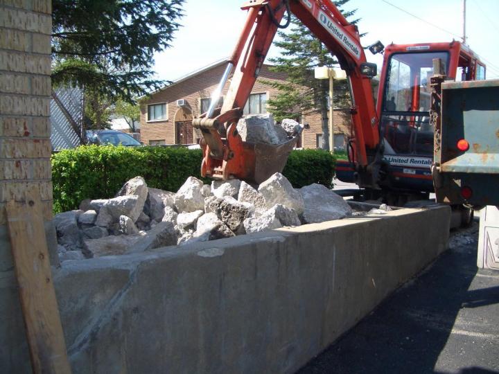 La compagnie Mi-Can Inc Paysagiste & Pavages, installée à Montréal, est spécialisée dans les travaux d’excavation.